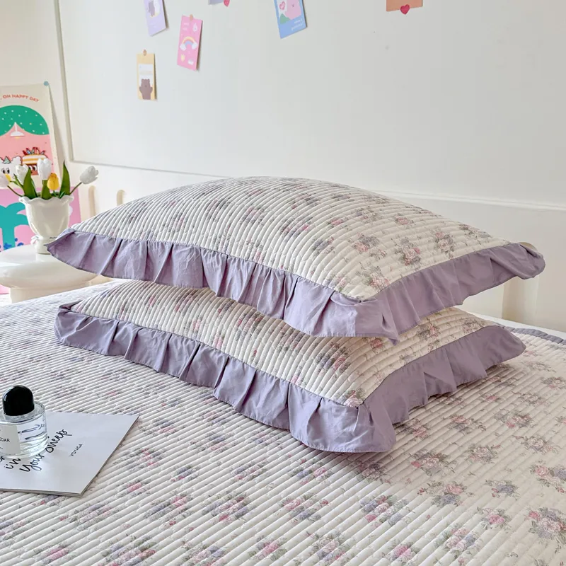 Стеганая простыня из 100% хлопковой саржи с тонкой кружевной отделкой.