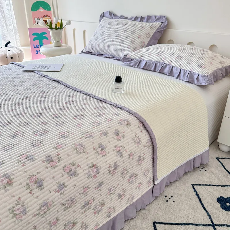 Стеганая простыня из 100% хлопковой саржи с тонкой кружевной отделкой.