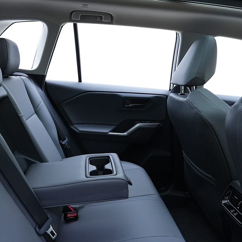 Белая Тойота RAV4