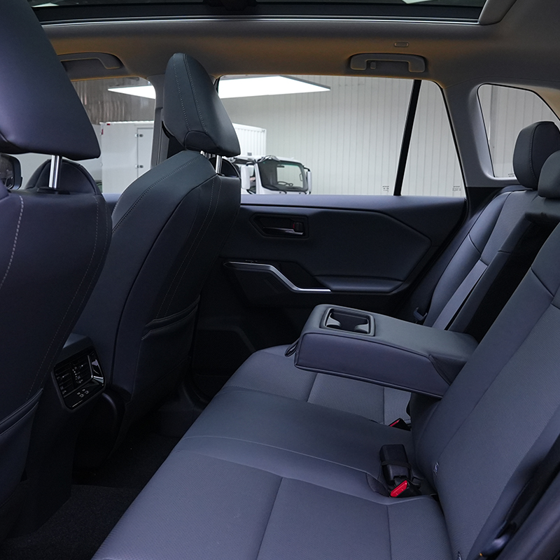 Белая Тойота RAV4