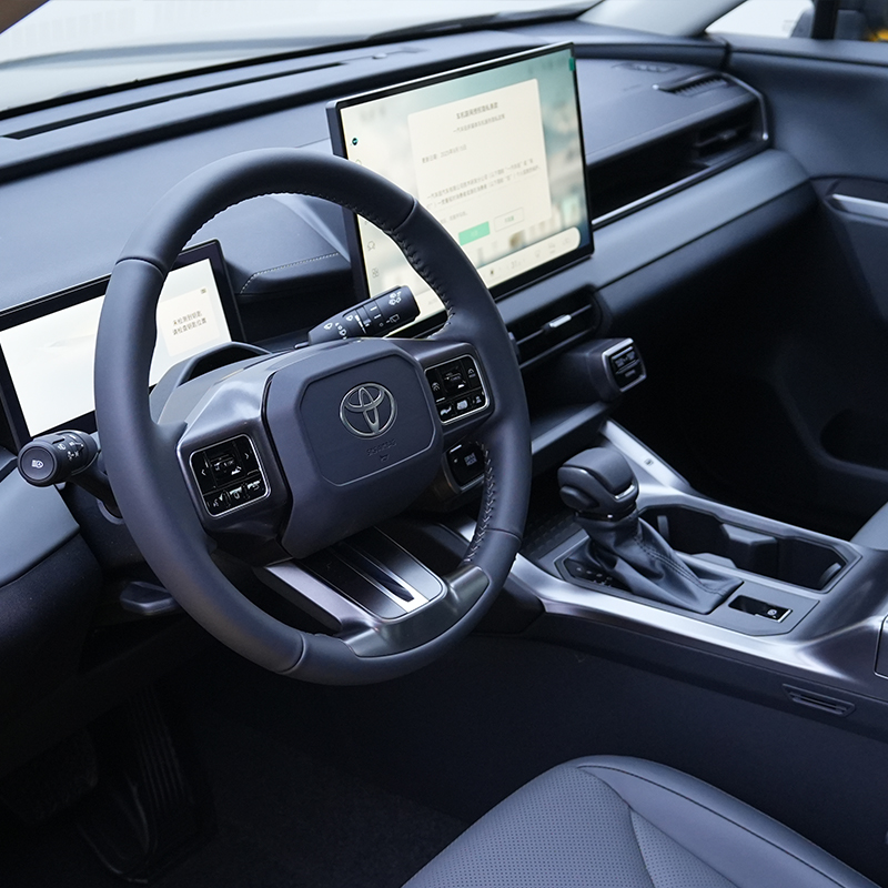Белая Тойота RAV4