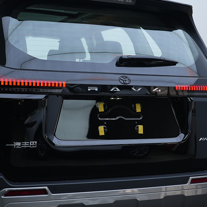 Белая Тойота RAV4