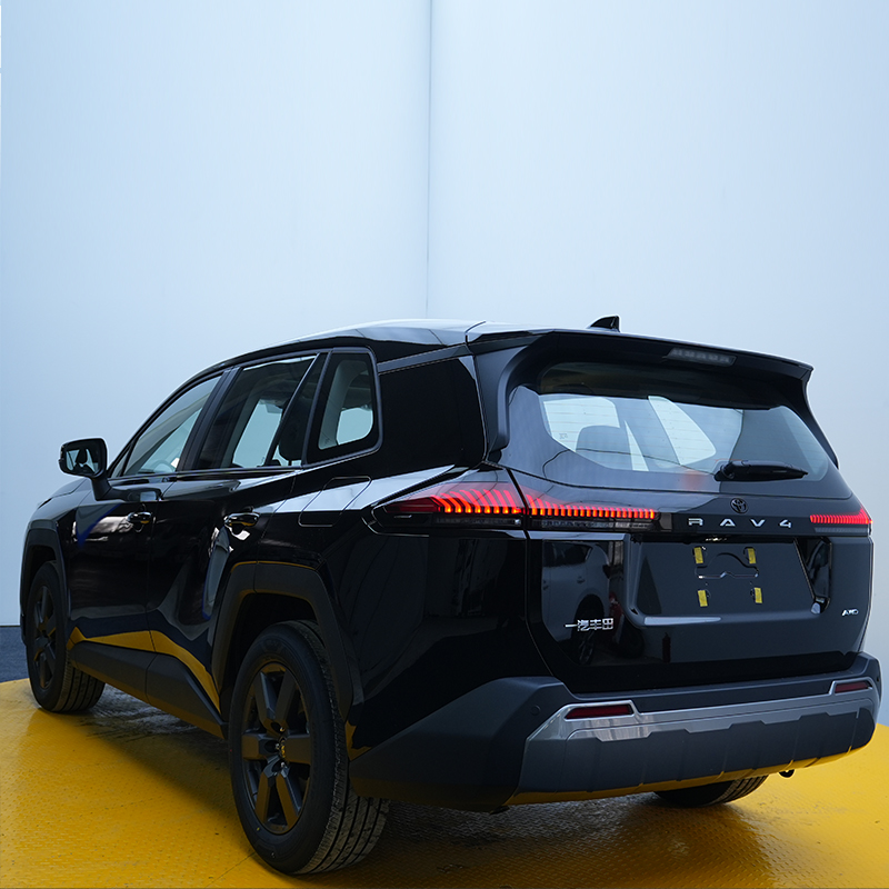 Белая Тойота RAV4