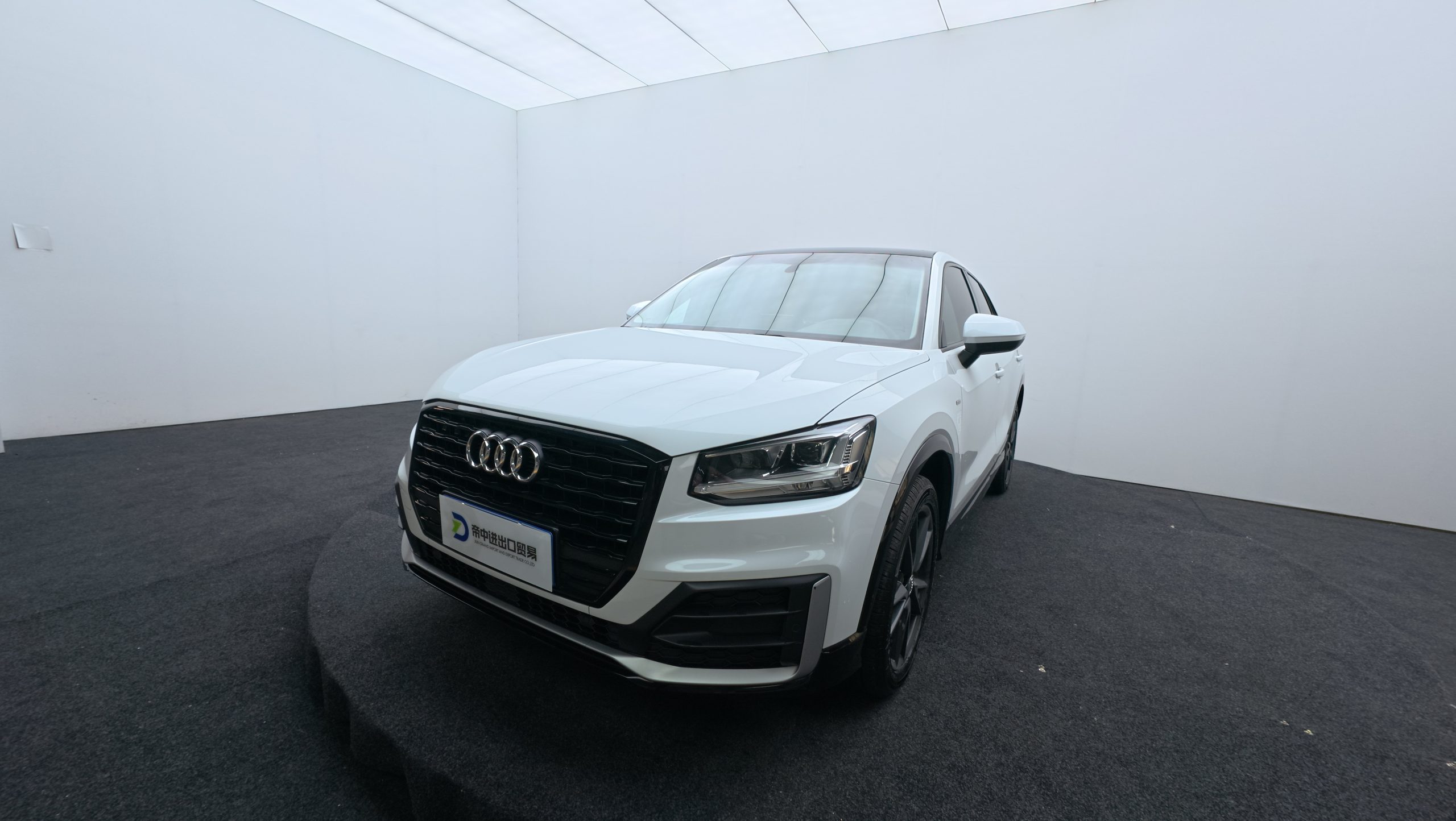 егковой автомобиль Ауди Q2L