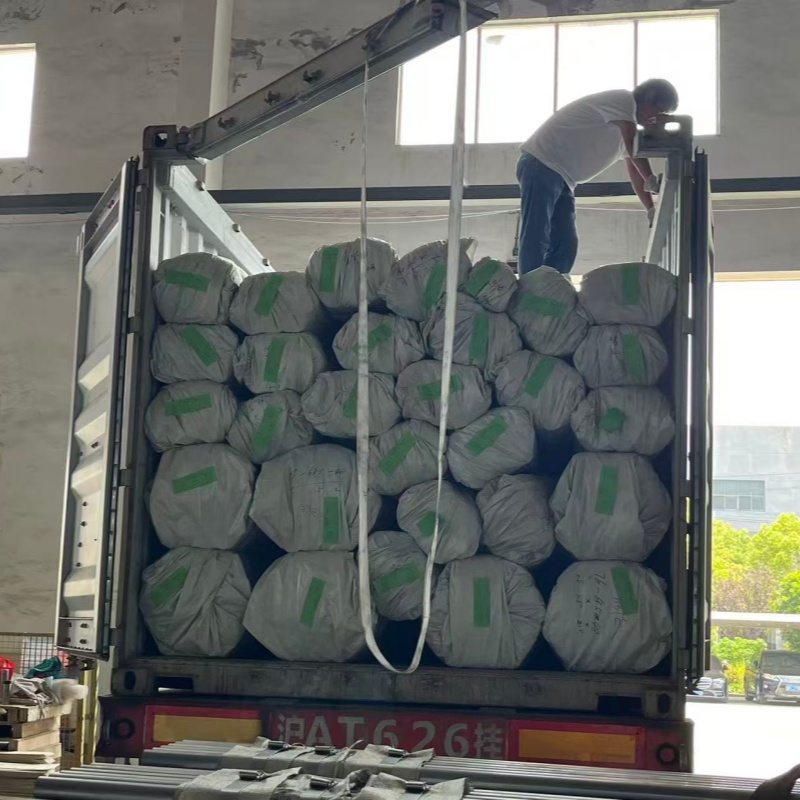 Компания ООО Шанхай Наньчжэ Индастриал поставляет оцинкованные стальные трубы, изготовленные по индивидуальному заказу, для муниципальных проектов в дельте реки Янцзы, обеспечивая высокое качество строительства трубопроводной сети.