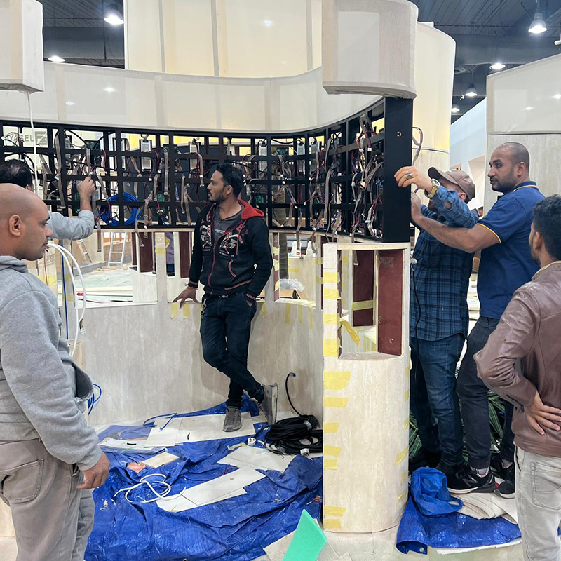 Kuwait Mirzaam Expo: P1.86 Изогнутые светодиоды обеспечивают освещение стенда благодаря индивидуальному дизайну.