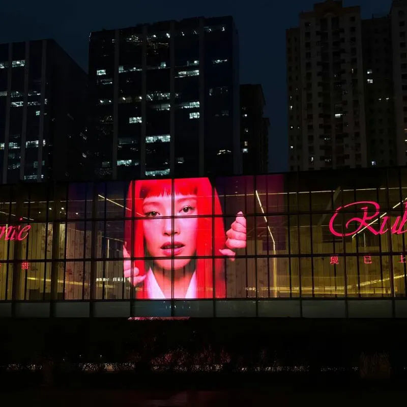 Прозрачный светодиодный дисплей обеспечивает пользователям впечатляющие визуальные впечатления