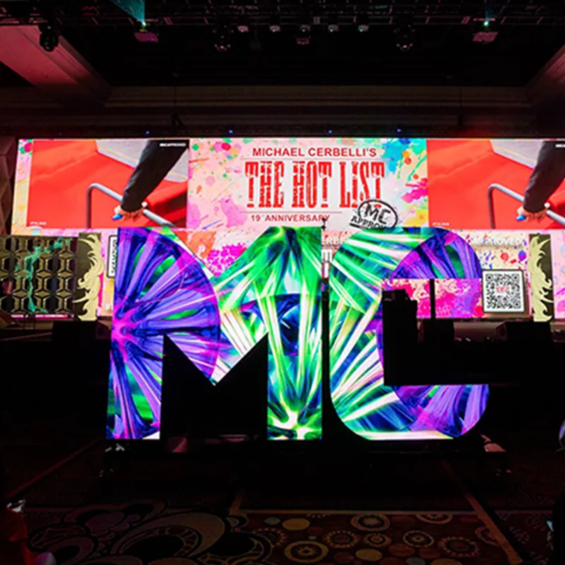 Светодиодный экран в форме буквы