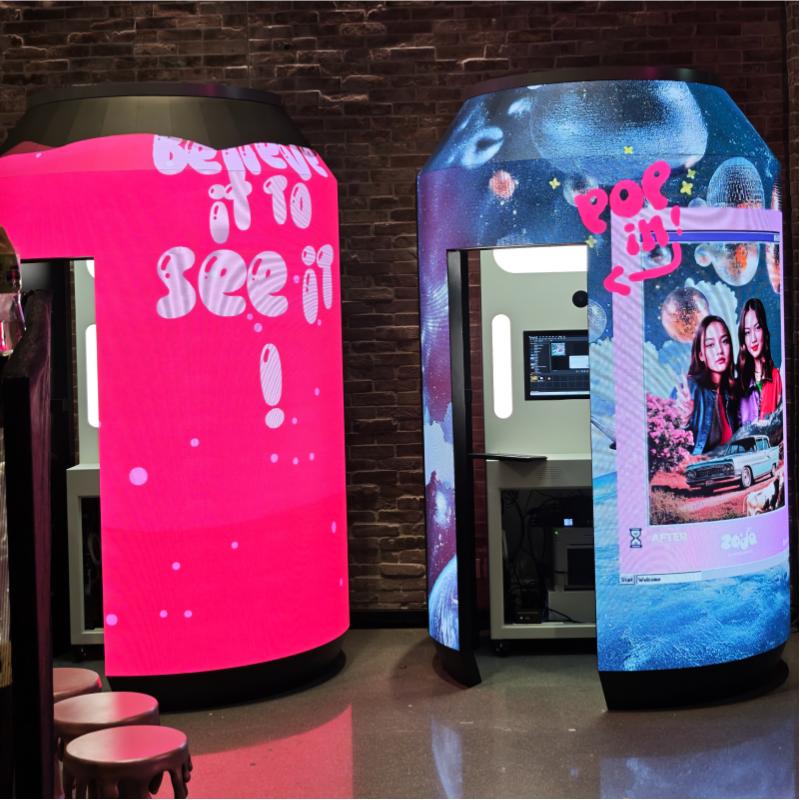 Торговый центр Hysan Place в Гонконге: четыре светодиодных экрана в форме резервуаров стали визуальным центром торгового центра.
