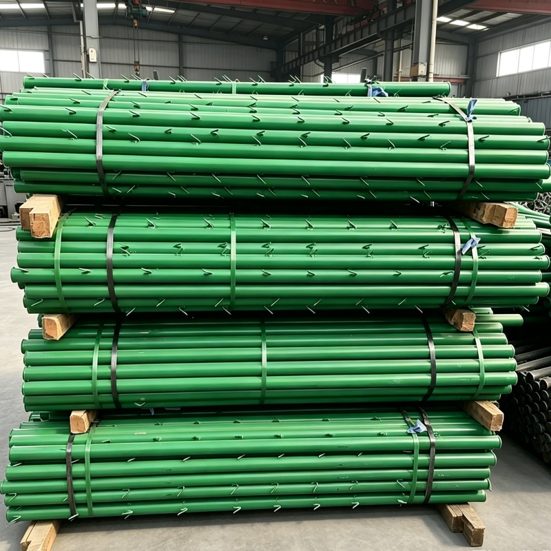 Защитное ограждение — это необходимость! Столбы для колючей проволоки от компании Hebei Shengneng в сочетании с самой проволокой обеспечивают надежное и долговечное решение.