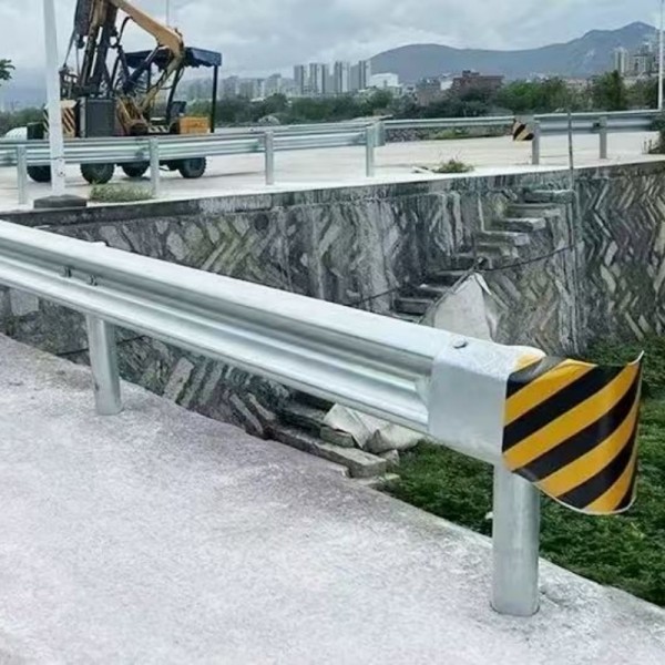 Дорожное волнообразное стальное ограждение