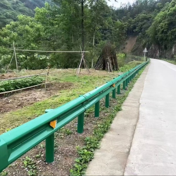 Дорожное волнообразное стальное ограждение