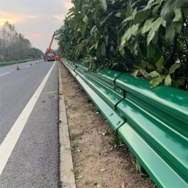 Дорожное волнообразное стальное ограждение