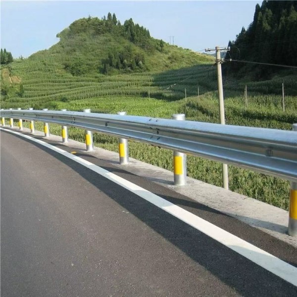 Дорожное волнообразное стальное ограждение