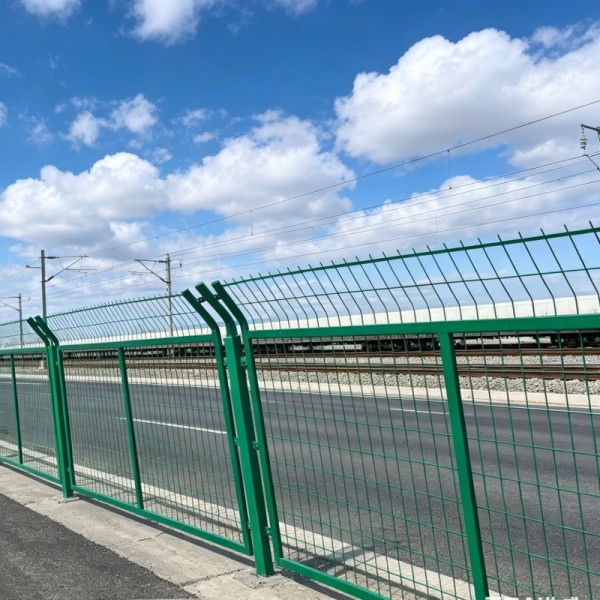 Защитная сетка для автомобильных и железных дорог