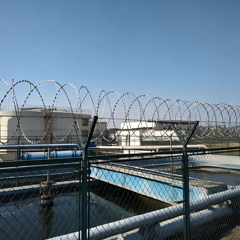 Колючая проволока компании Hebei Shengneng, отличающаяся стабильными характеристиками, получила признание во многих проектах по созданию надежных ограждений по периметру территории.