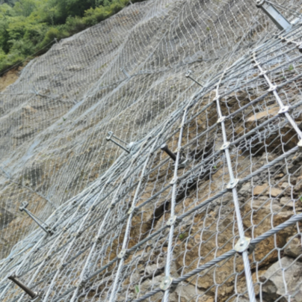 Сетка из стальных канатов для защиты откосов