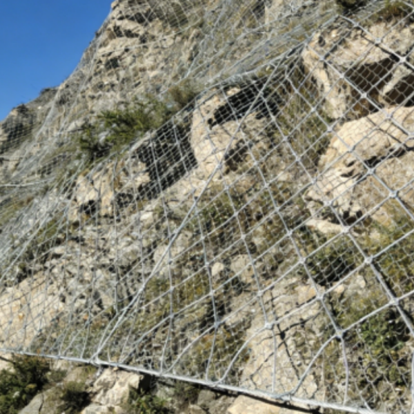 Сетка из стальных канатов для защиты откосов