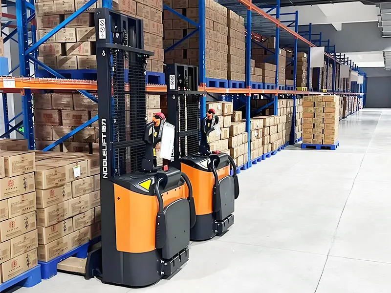 Вилочный погрузчик для склада