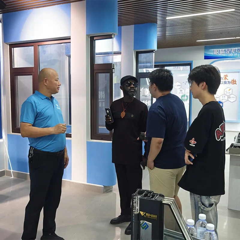 Делегация из Ганы посетила выставочный зал компании ООО «Тайань Джинруит Окна и Двери» для изучения новых возможностей международного сотрудничества в сфере производства дверей и окон