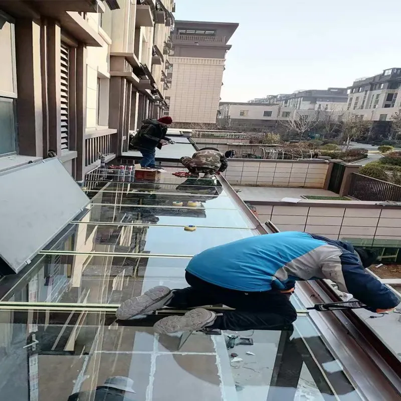 Ремонт домов зимой идет полным ходом: в жилом комплексе ведутся работы по установке оборудования.