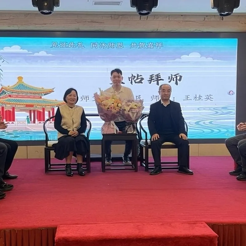 Синьсан Пластик проводит церемонию посвящения в мастера: передача мастерства, сотрудничество в области инноваций в области биоразлагаемых мульчирующих материалов