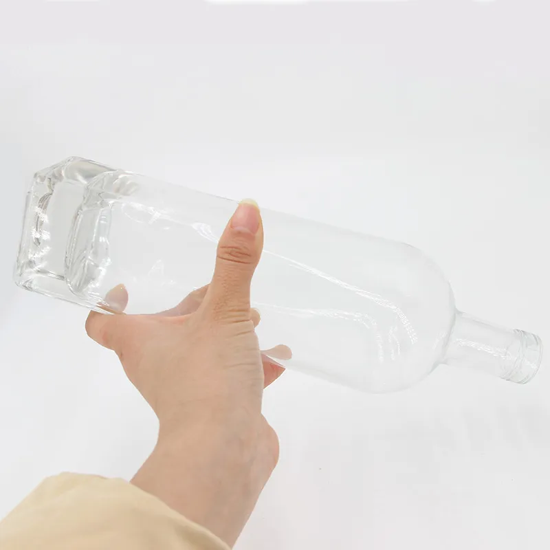 Стеклянная бутылка 3104 для водки объёмом 700 мл с пробкой, под заказ