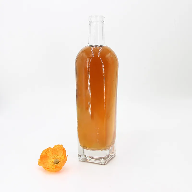 Стеклянная бутылка 3104 для водки объёмом 700 мл с пробкой, под заказ