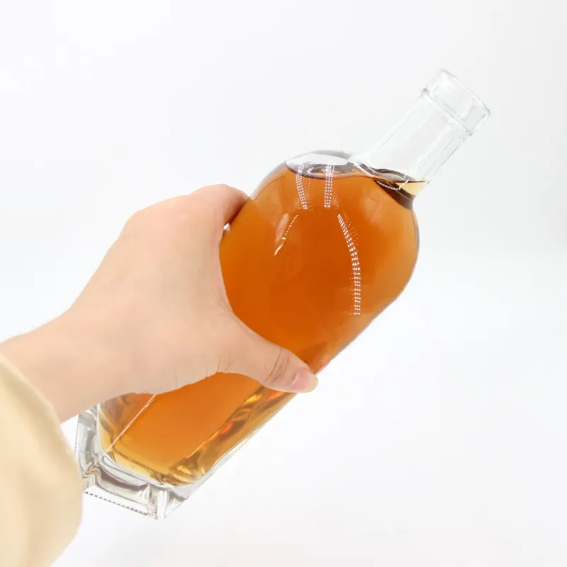 Стеклянная бутылка 3104 для водки объёмом 700 мл с пробкой, под заказ