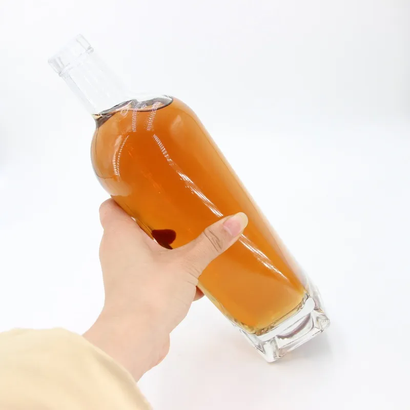 Стеклянная бутылка 3104 для водки объёмом 700 мл с пробкой, под заказ