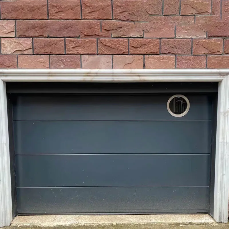 Гаражная дверь с гладкой панелью