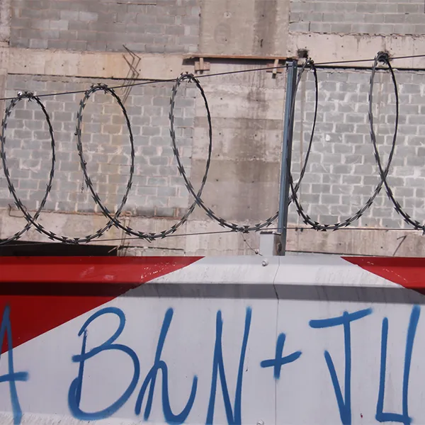 Колючая ленточная проволока