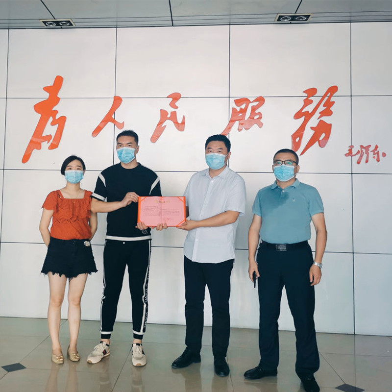 Вирус безжалостен, но человечество сострадательно. Компания ООО Наньтун Хэнтай Медицинские изделия бесплатно передала 20 000 масок администрации поселка Банцзин города Ругао