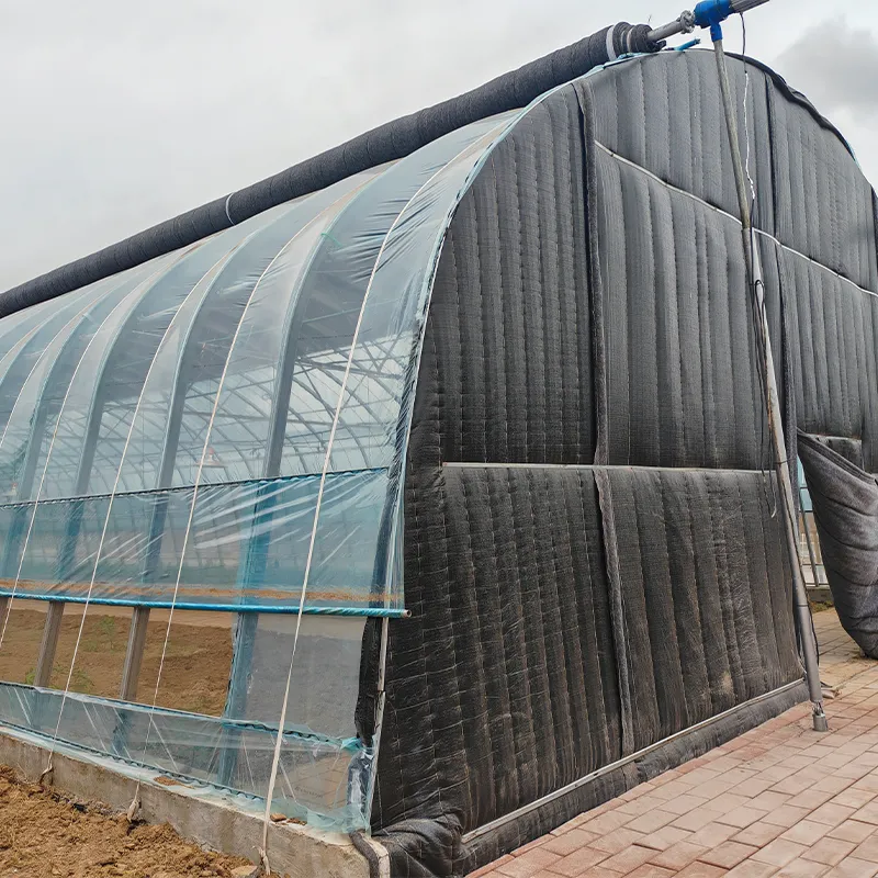 Одиночный парник с утепляющим покрывалом