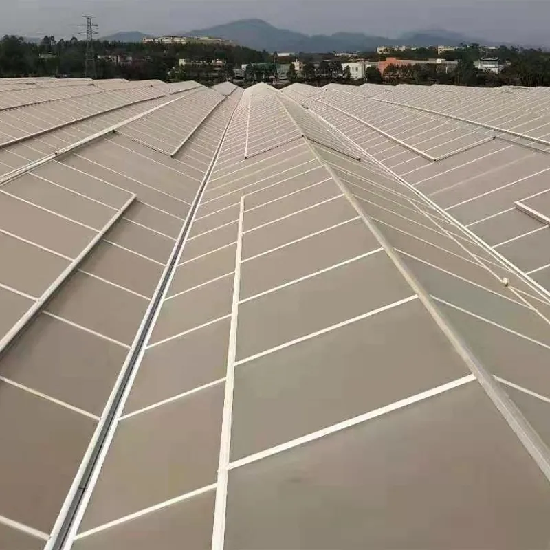 Стеклянная теплица с непрерывным продольным открыванием окон, выполненным по принципу крыльев бабочки