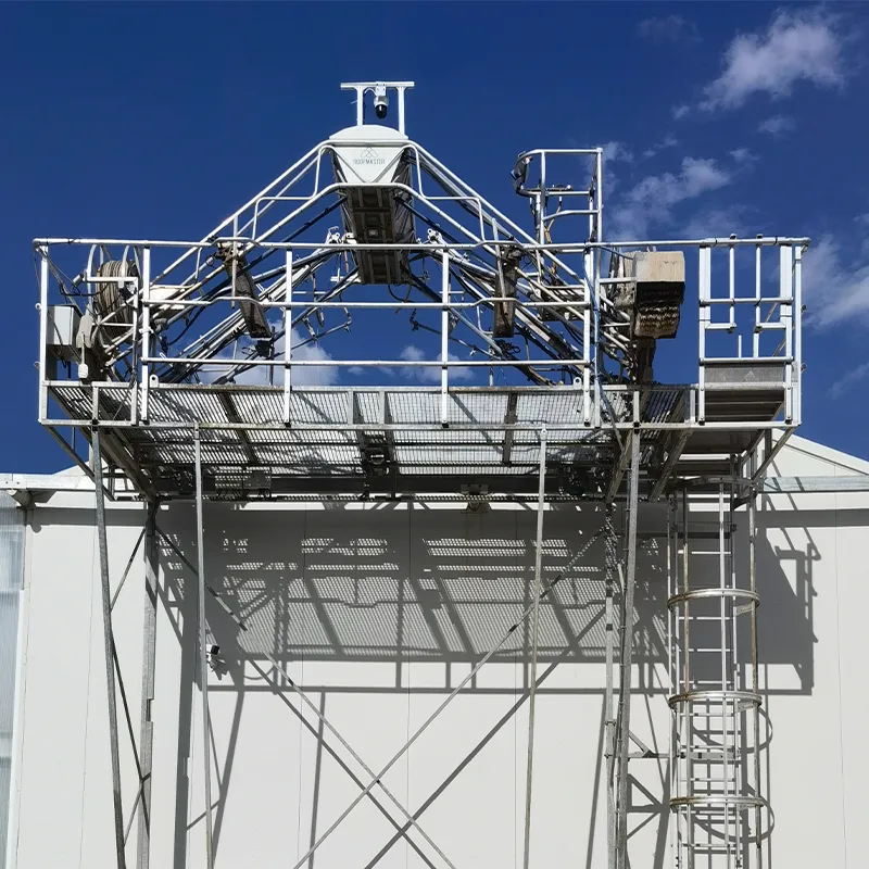 Теплица с установленной моечной машиной на крыше