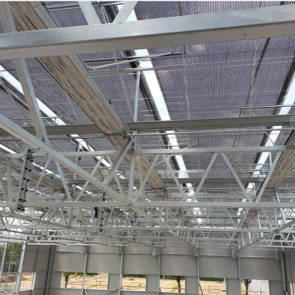 Выбор водосточных желобов для стеклянных теплиц: анализ различий в характеристиках алюминиевых и стальных моделей и сфер их применения