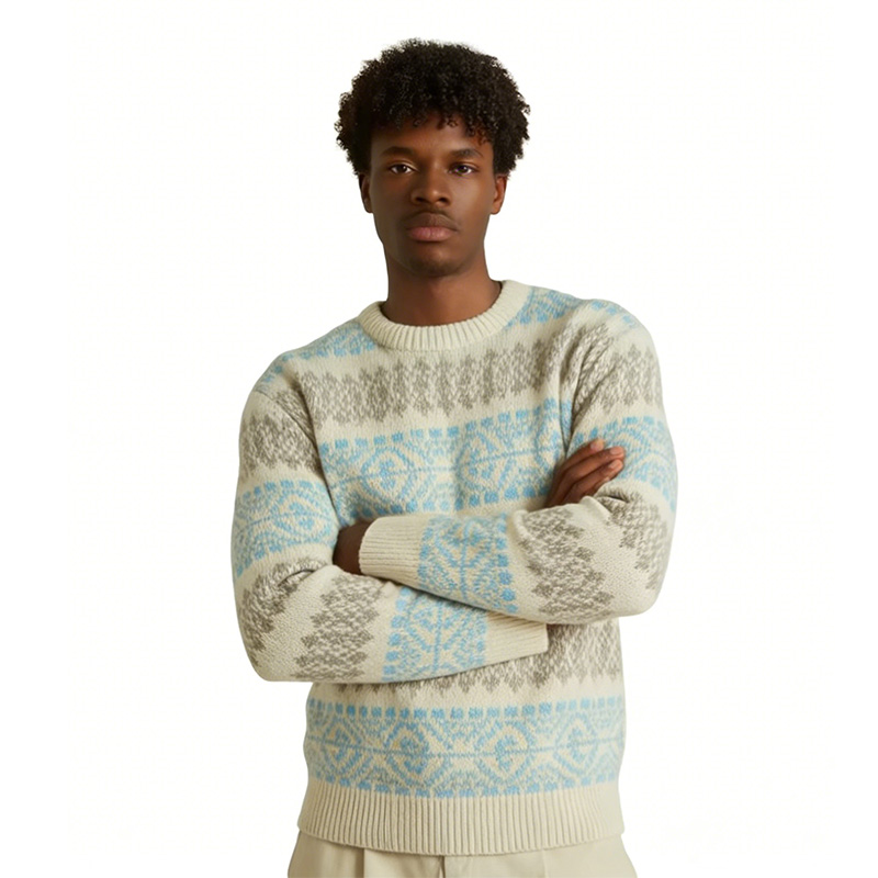 Вязаный свитер с круглым вырезом и жаккардовым узором Fair Isle кремового и светло-голубого цвета – свежий топ в скандинавском стиле.