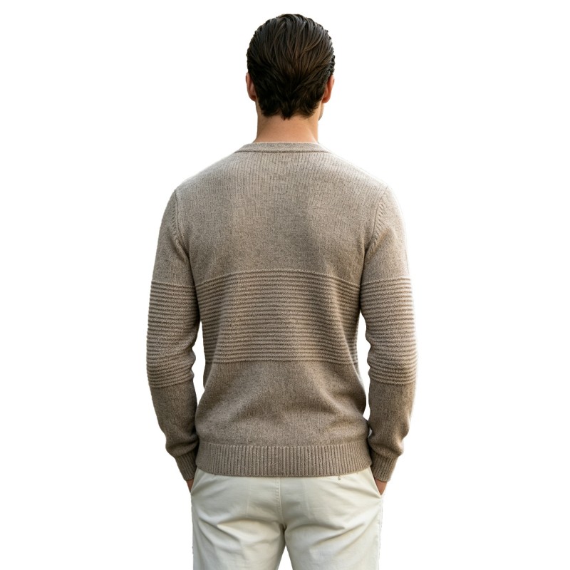Мужской кардиган из полосатой вязки с V-образным вырезом