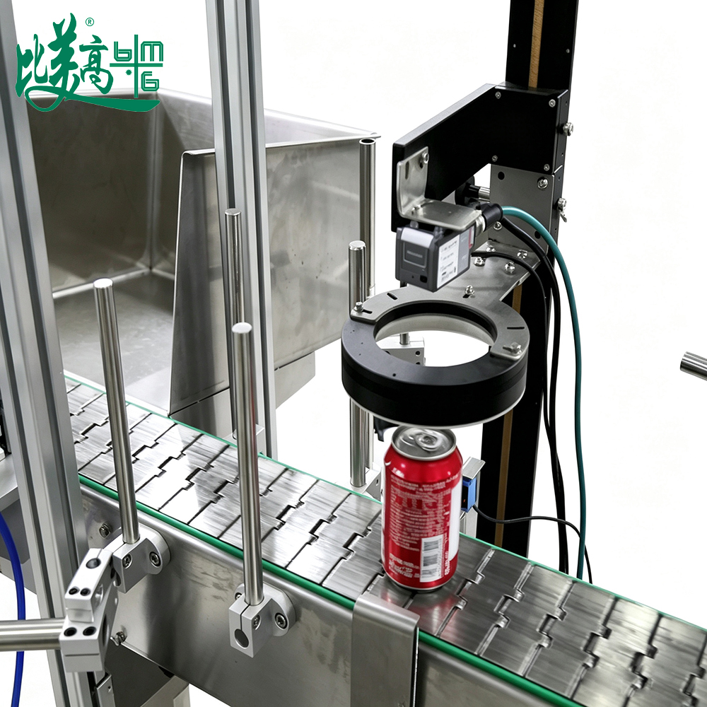 Автоматическая наклейка верхней части честной этикетки на бутылки Coca-Cola, производственная линия с трехуровневой ассоциацией матричных данных.