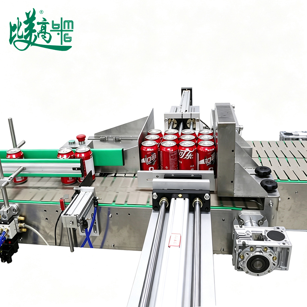 Автоматическая наклейка верхней части честной этикетки на бутылки Coca-Cola, производственная линия с трехуровневой ассоциацией матричных данных.