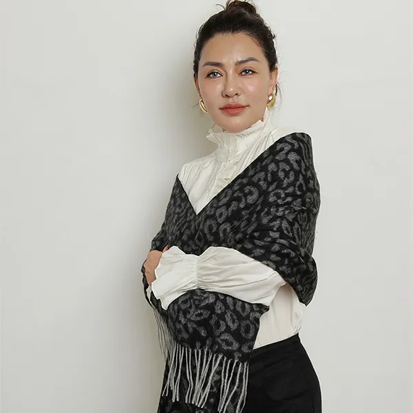 Шерстяная жаккардовая шаль из модала