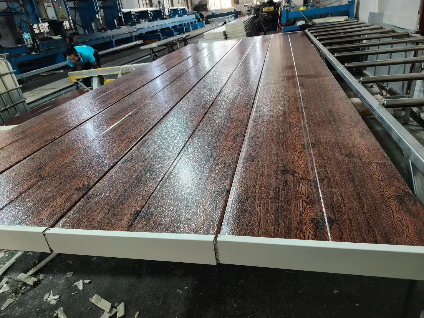 Шэньянская компания «Цзиньминвань» представила новую серию из орехового дерева и завоевала международный рынок