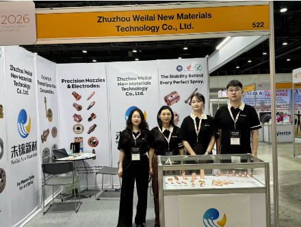 (Групповое фото команды Чжучжоу Вэйлай Нью Материалз на выставке)