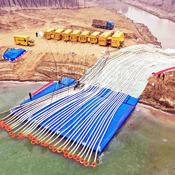 Чрезвычайное перебросывание воды в реке Хуанхэ в период засухи в городе Шаньцю, провинция Хэнань