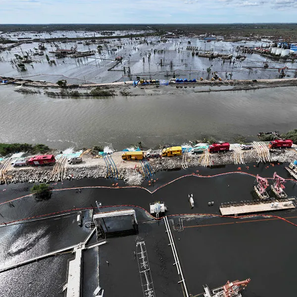 Борьба с наводнениями и спасательные работы на реке Раоянхэ в городе Ляньцзинь, провинция Ляонин