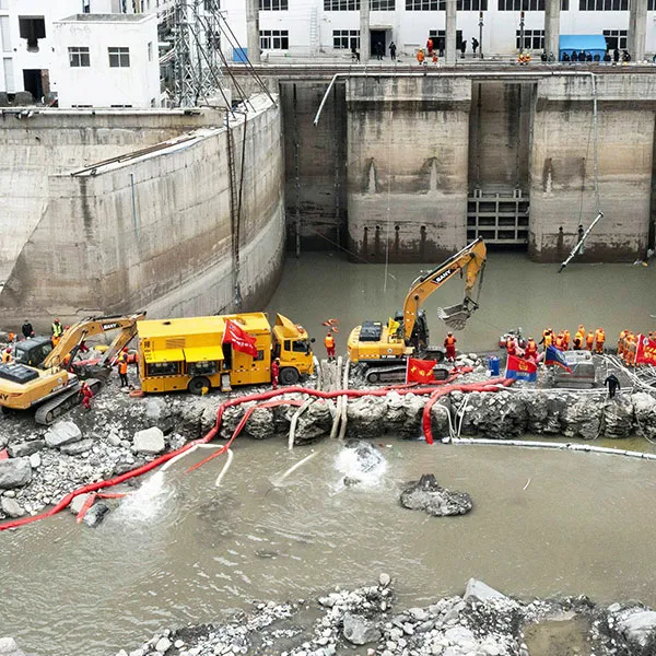 Дренаж после аварии с проникновением воды на гидроэлектростанции Гуаньчжоу в Сычуани