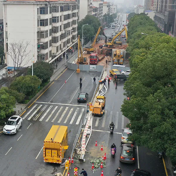 Разрыв водопроводных труб в Чанша привел к обрушению дорожного покрытия и последующему отводу воды