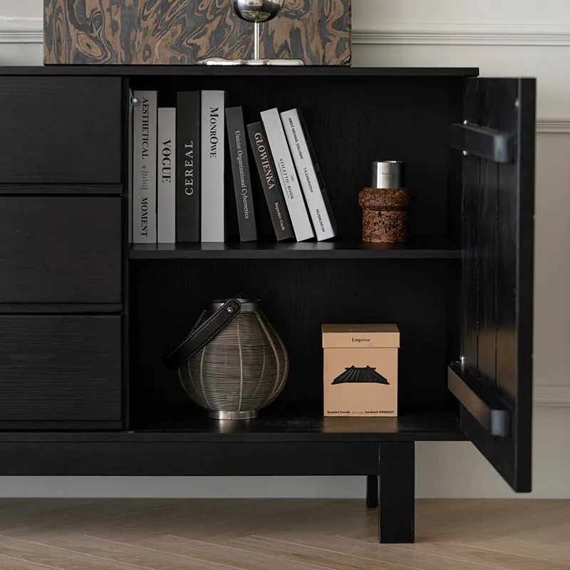 Минималистичный шкаф для хранения вещей в гостиной