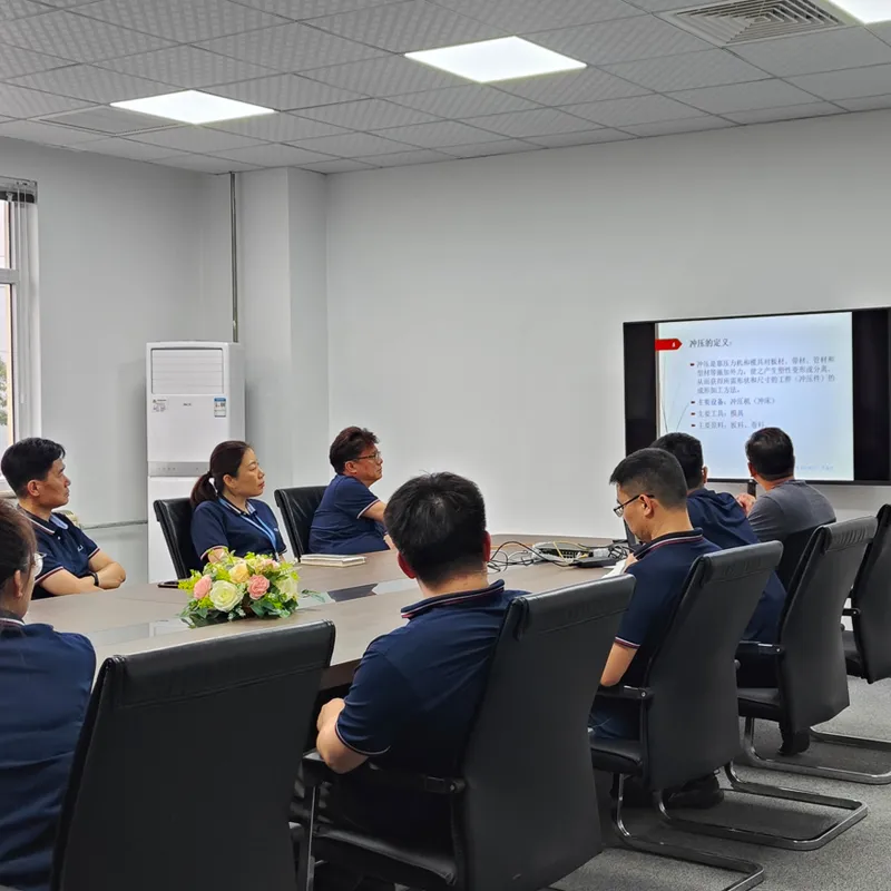 Компания регулярно проводит периодические тренинги по повышению квалификации и онсайтные тренинги по безопасности